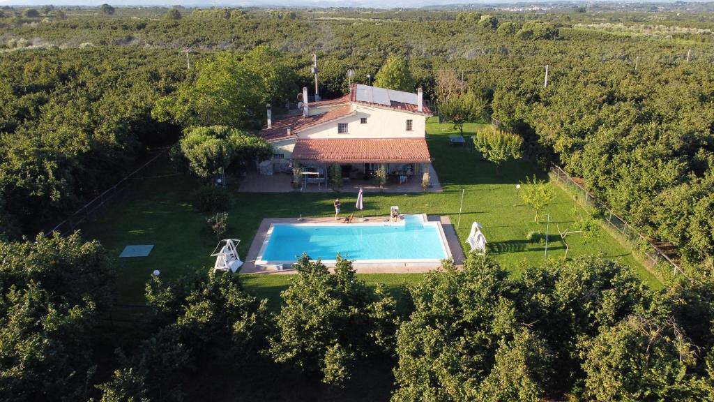 Bazén v ubytování Splendida villa con piscina nebo v jeho okolí
