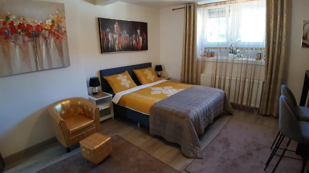 - une chambre avec un lit, une chaise et une fenêtre dans l'établissement Room Of Lux SPA " TABARKA ", à Spa