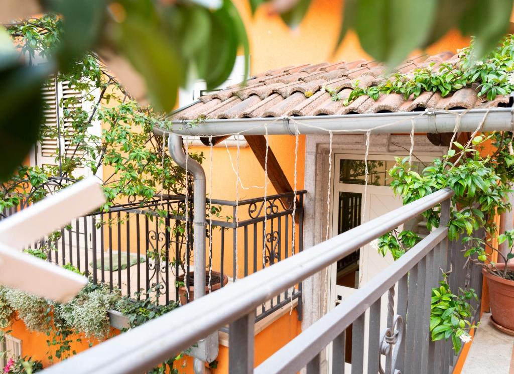 einen Balkon eines Hauses mit Pflanzen darauf in der Unterkunft Le Ali del Vento in Cairano