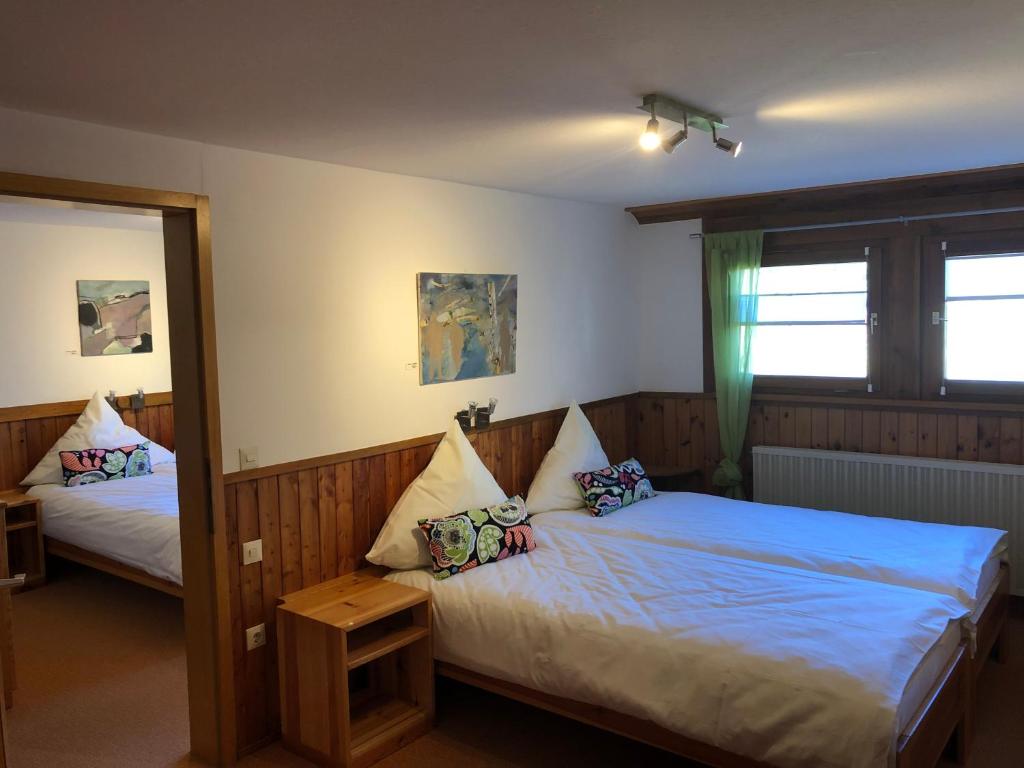 um quarto com 2 camas e um espelho em Bergwaldhof Schonach em Schonach
