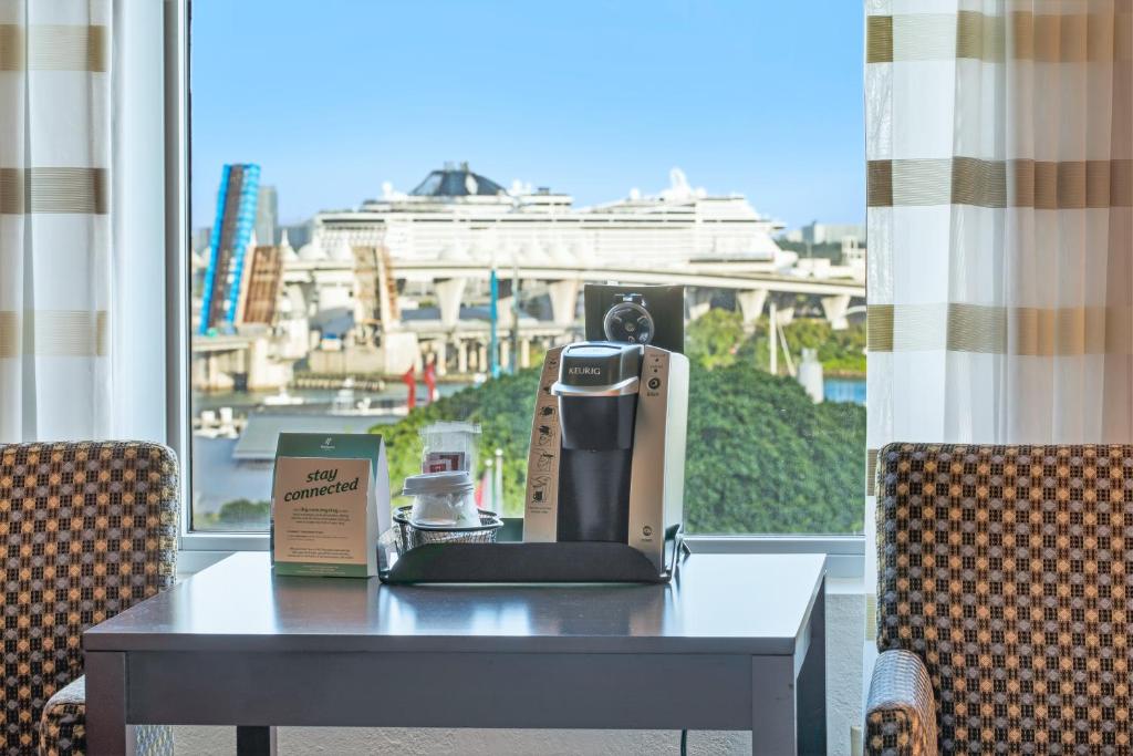 Příslušenství pro přípravu čaje a kávy v ubytování Holiday Inn Hotel Port of Miami-Downtown by IHG