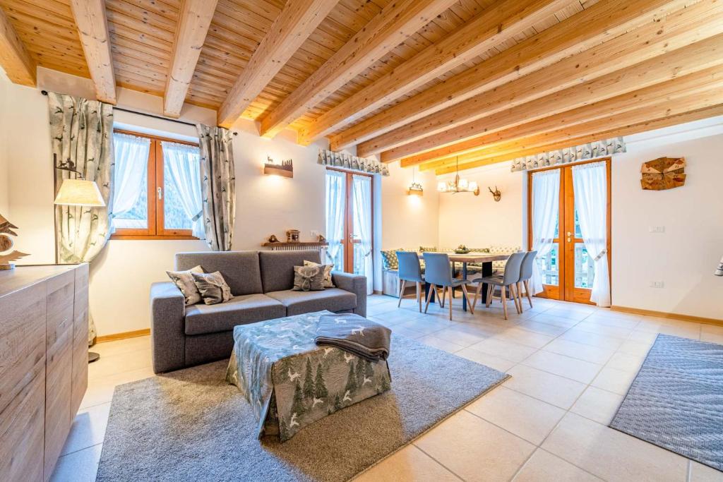 uma sala de estar com um sofá e uma mesa em Charming Civetta em Alleghe