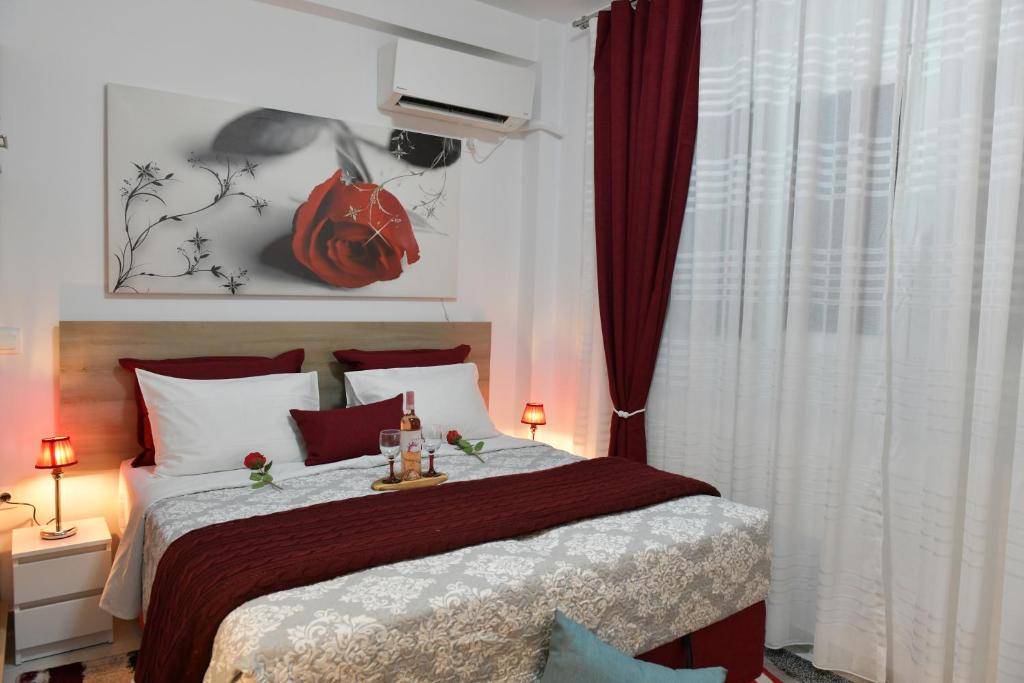 sypialnia z łóżkiem z dynią na ścianie w obiekcie Asklipiou New Smart Mondern Central Studio w Atenach