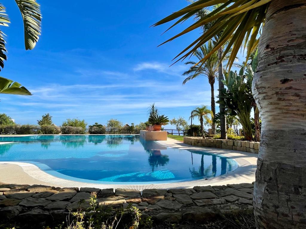 สระว่ายน้ำที่อยู่ใกล้ ๆ หรือใน Bayview, Benalmádena - Luxurious home with views, garden, community pool and a padel court