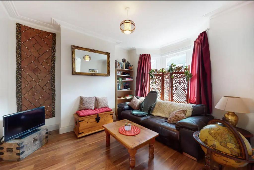 Lovely 3 bed house w sunny garden in Canning Town