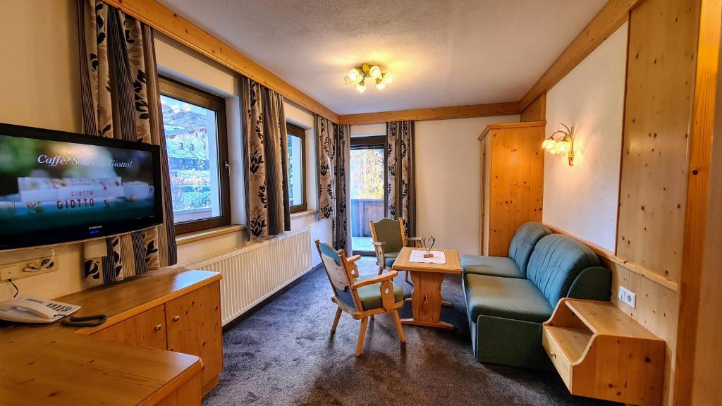 Televízia a/alebo spoločenská miestnosť v ubytovaní Apart Garni Romantica