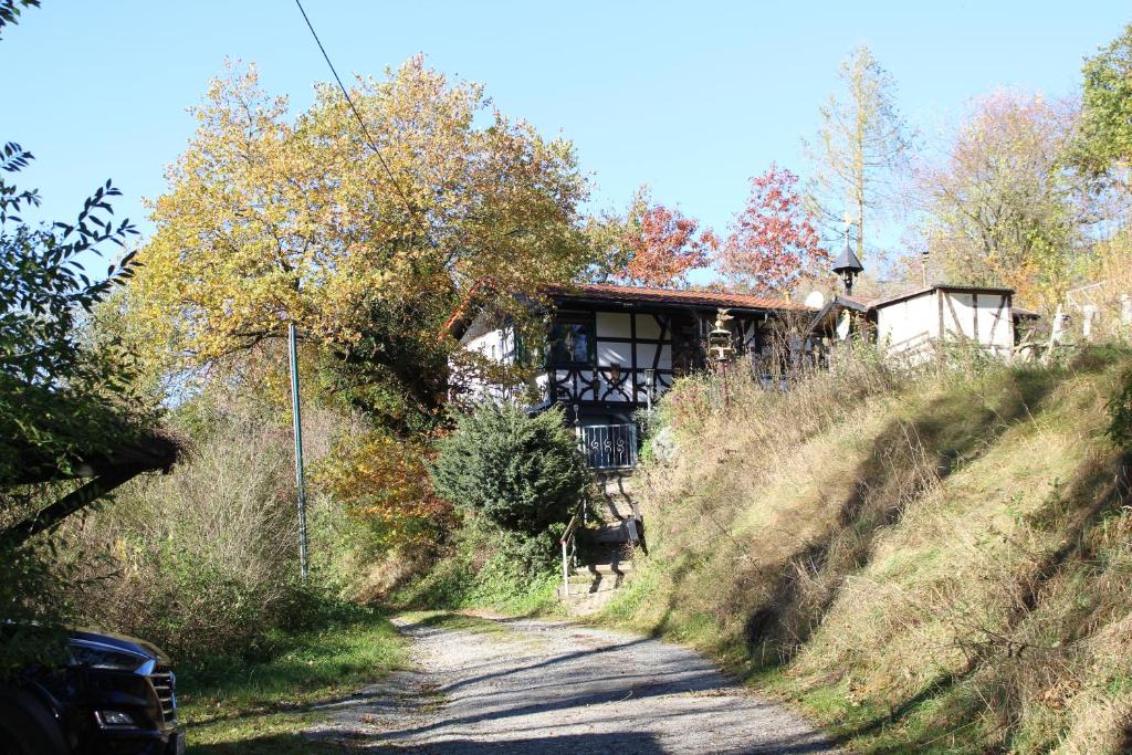 una casa sentada en la cima de una colina en Ferienhaus Rhönpforte, en Rippershausen