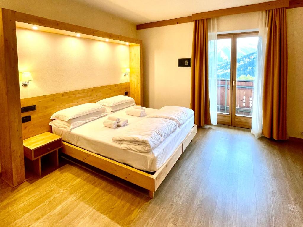 Postel nebo postele na pokoji v ubytování Hotel San Carlo, tra Bormio e Livigno