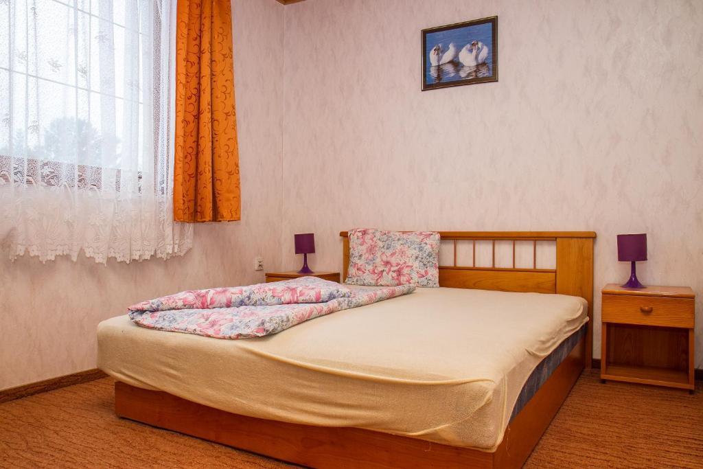 Łóżko lub łóżka w pokoju w obiekcie Familia nyaraló 6A