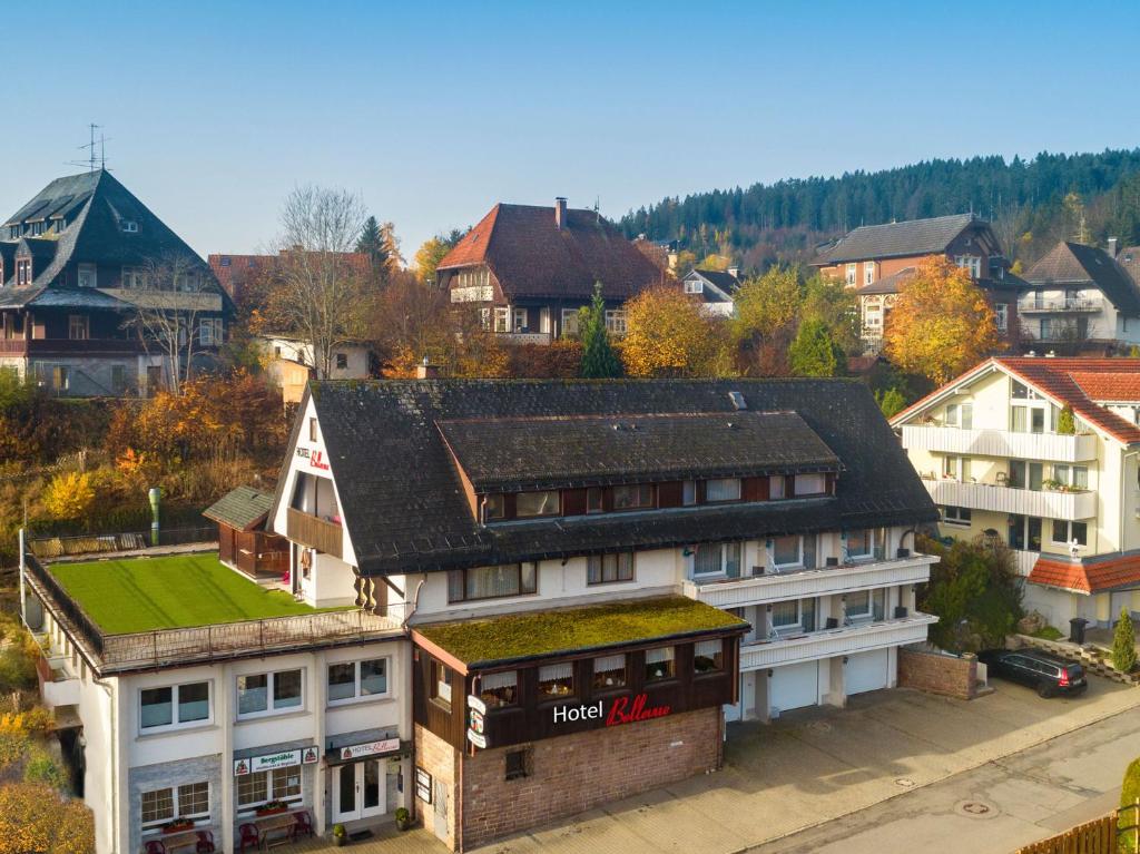 ein Gebäude mit Gras auf dem Dach einer Stadt in der Unterkunft Hotel Bellevue in St. Blasien