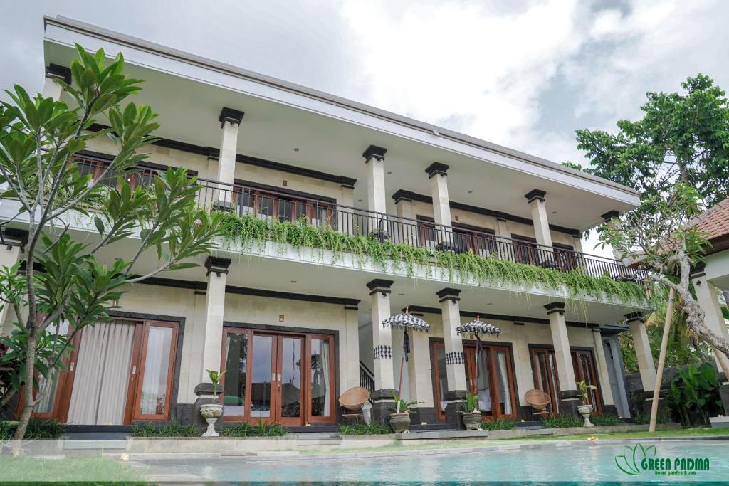 烏布的住宿－Green Padma Ubud，一座建筑前面设有游泳池