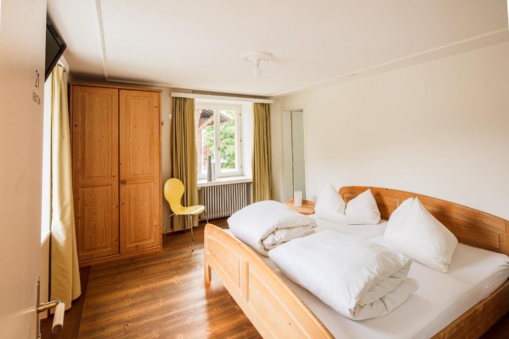 Postel nebo postele na pokoji v ubytování Hotel Vallatscha