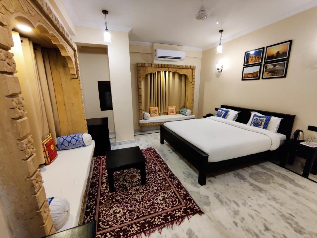 1 dormitorio con 1 cama y 1 sofá en una habitación en Hotel Vasshifa Palace, en Jaisalmer
