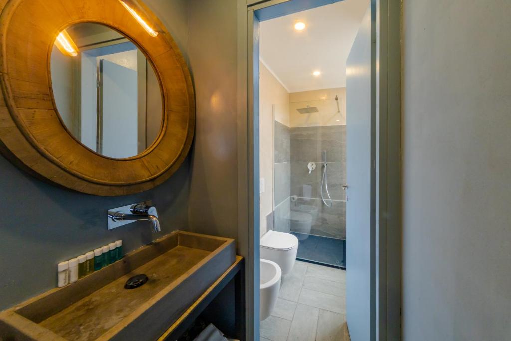 Uma casa de banho em Bello!Lake Como Suites