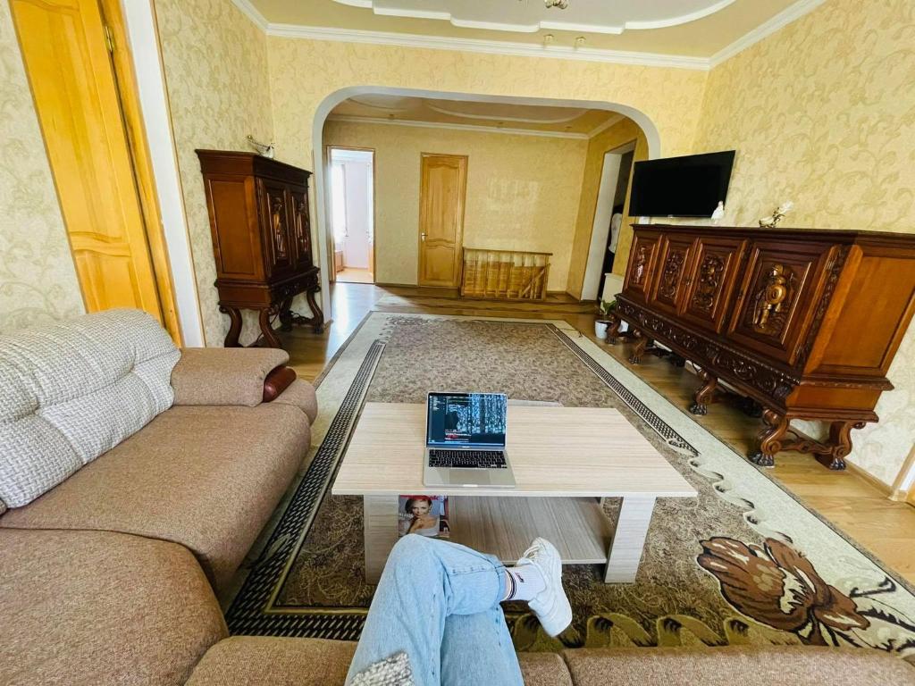 TV a/nebo společenská místnost v ubytování Hostel Kutaisi by Kote