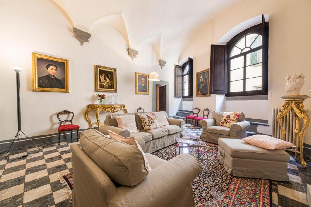 uma sala de estar com sofás e cadeiras num edifício em Firenze Rentals Deluxe Palmieri em Florença