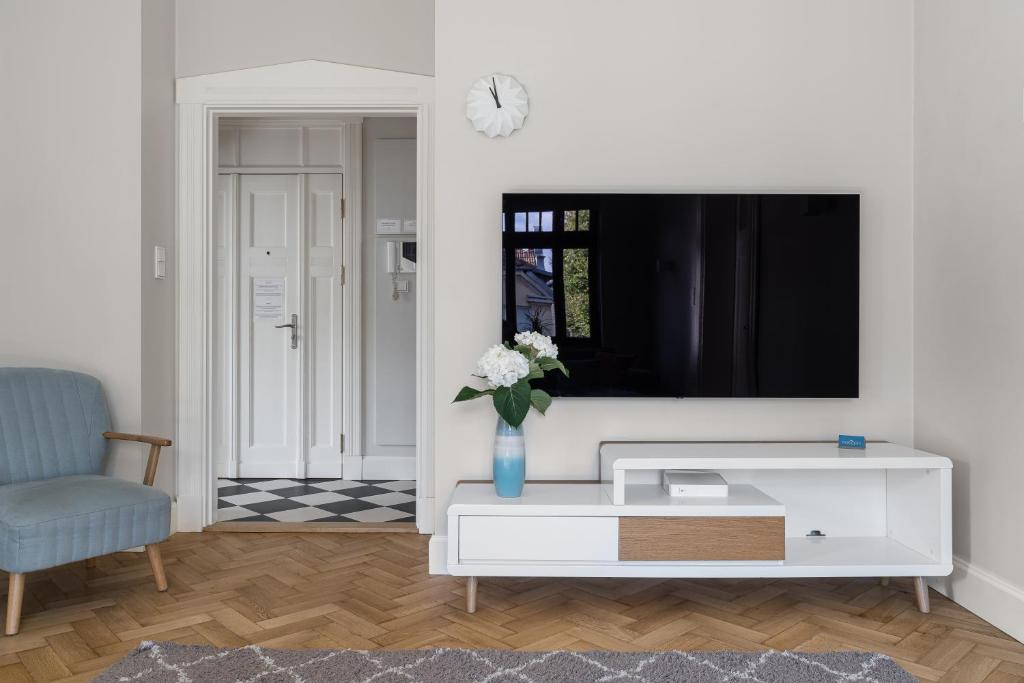 Televízia a/alebo spoločenská miestnosť v ubytovaní Sanhaus Apartments - FANTAZJA - Apartament z dwoma balkonami - 100 m2