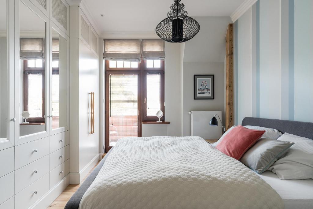 Posteľ alebo postele v izbe v ubytovaní Sanhaus Apartments - FANTAZJA - Apartament z dwoma balkonami - 100 m2