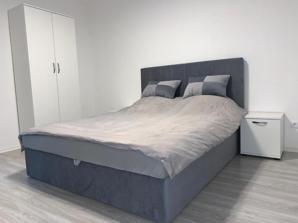 uma cama grande num quarto com uma parede branca em Apartman SelmaM em Sarajevo