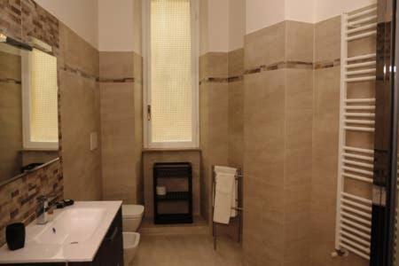 A bathroom at Al Portico d'Ottavia