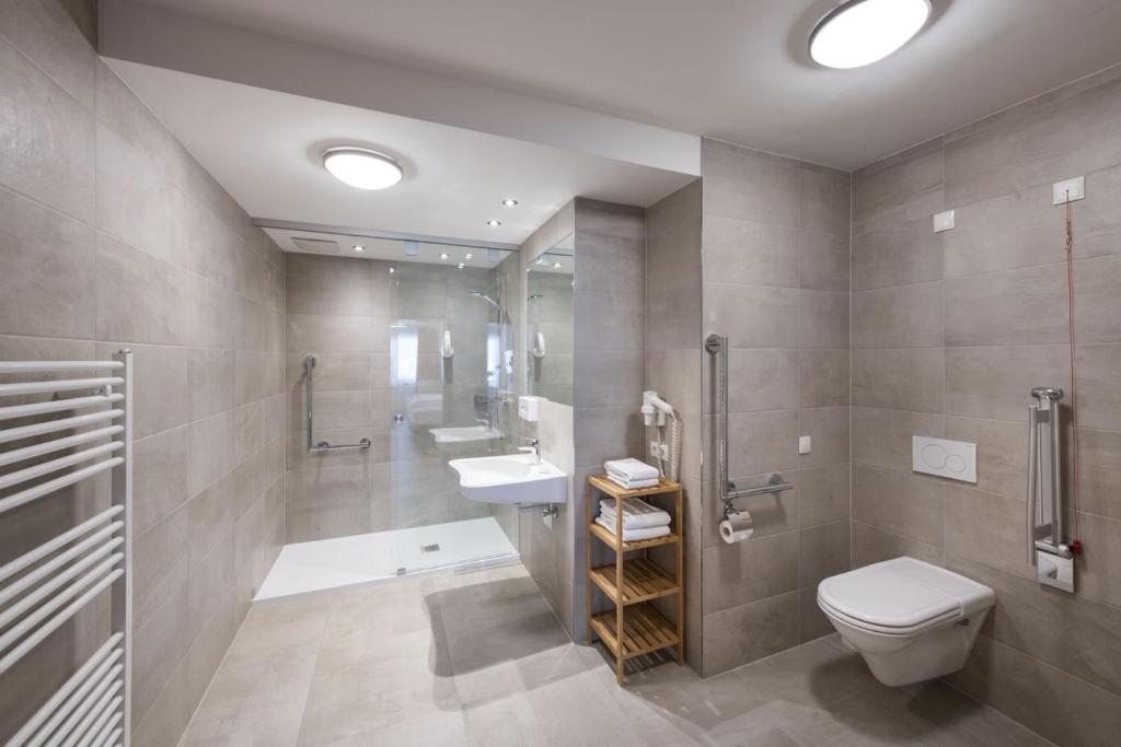 Koupelna v ubytování Hotel Neuwirt