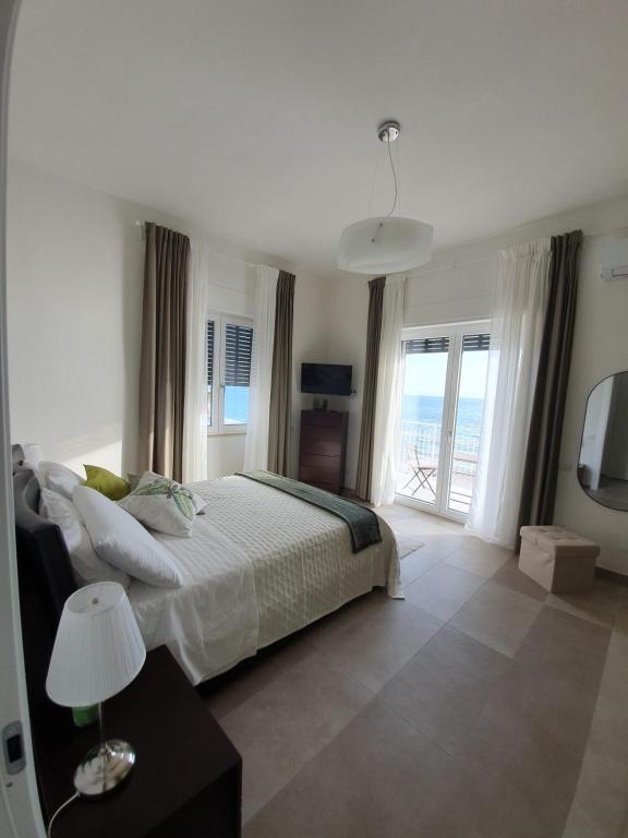A bed or beds in a room at BELLAVISTA CASA SUL MARE