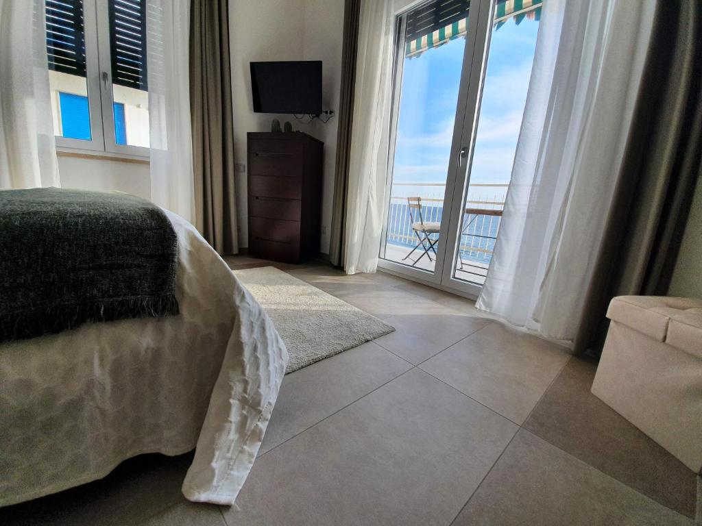 A bed or beds in a room at BELLAVISTA CASA SUL MARE