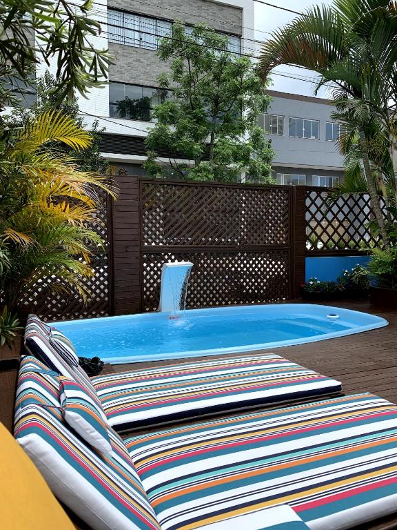 A piscina localizada em Bonabrigo Hostel & Suítes ou nos arredores