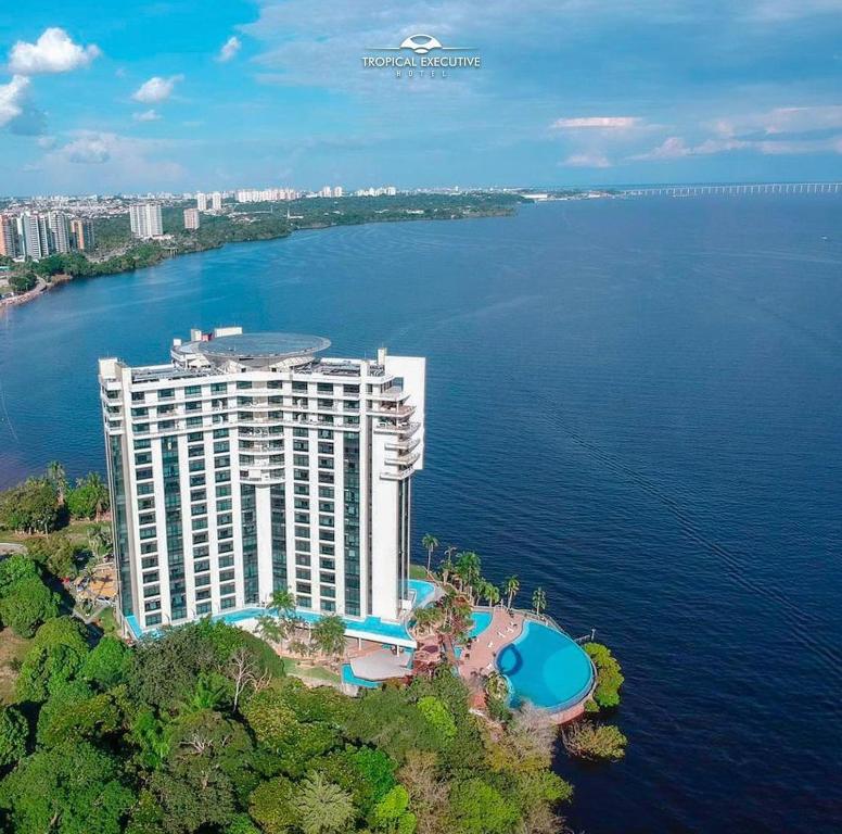 uma vista aérea de um hotel sobre a água em Tropical Executive Hotel flat em Manaus