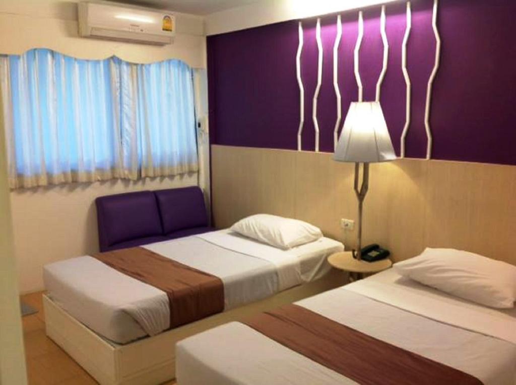 Postel nebo postele na pokoji v ubytování Highway Hotel