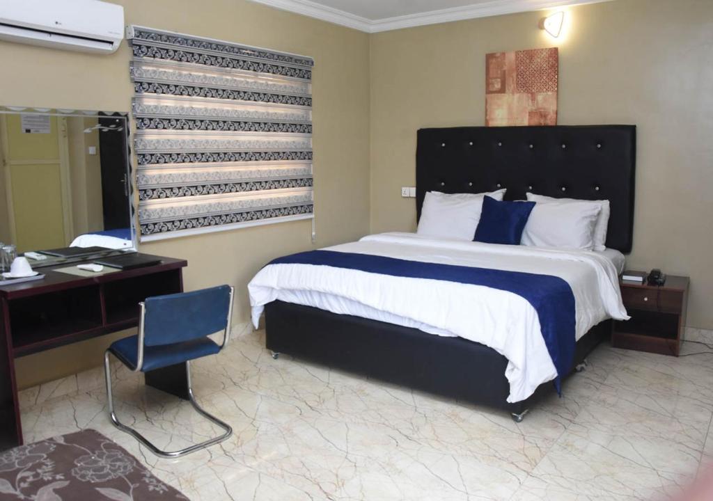 Postel nebo postele na pokoji v ubytování 24-7 Electricity Agore Hotels and Suites Ltd