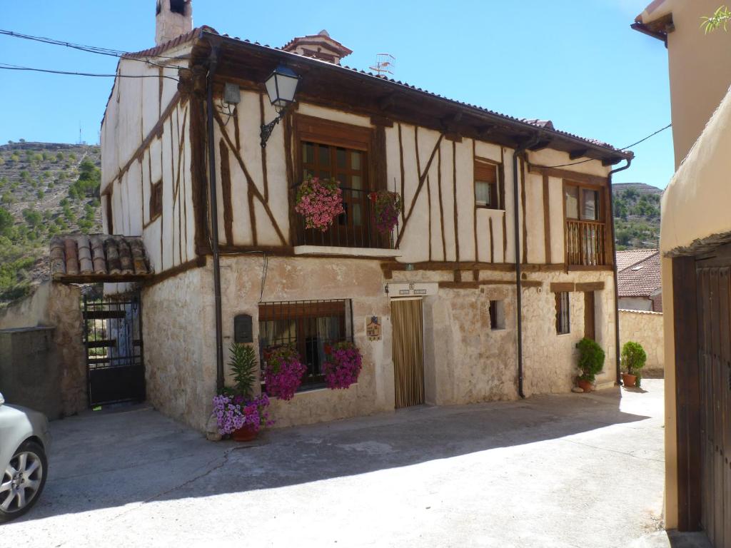 a building with flowers in front of it at Casa Rural Marina in Curiel de Duero