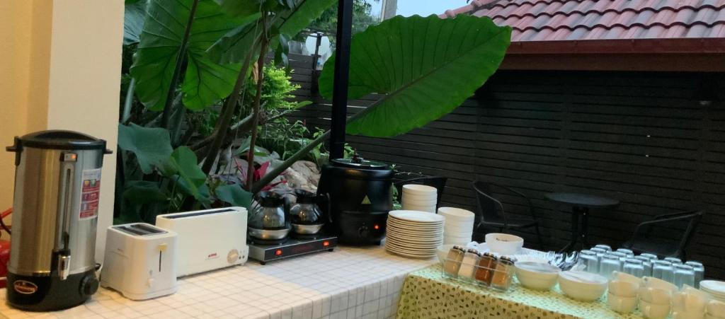 Příslušenství pro přípravu čaje a kávy v ubytování Saythong boutique hotel