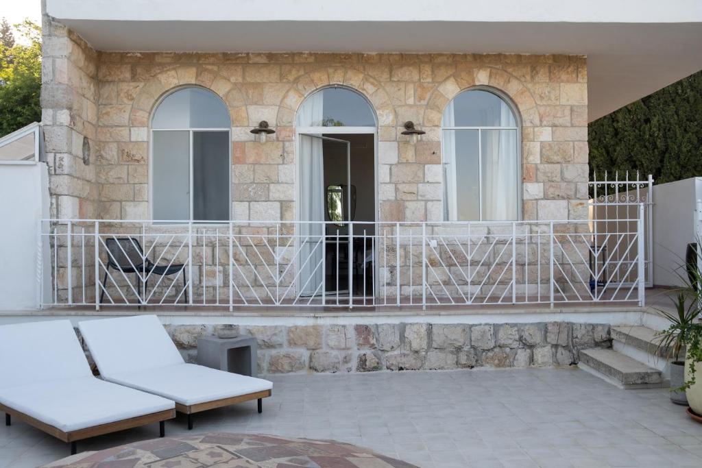 Balkón nebo terasa v ubytování Khan Ein Karem Boutique Hotel