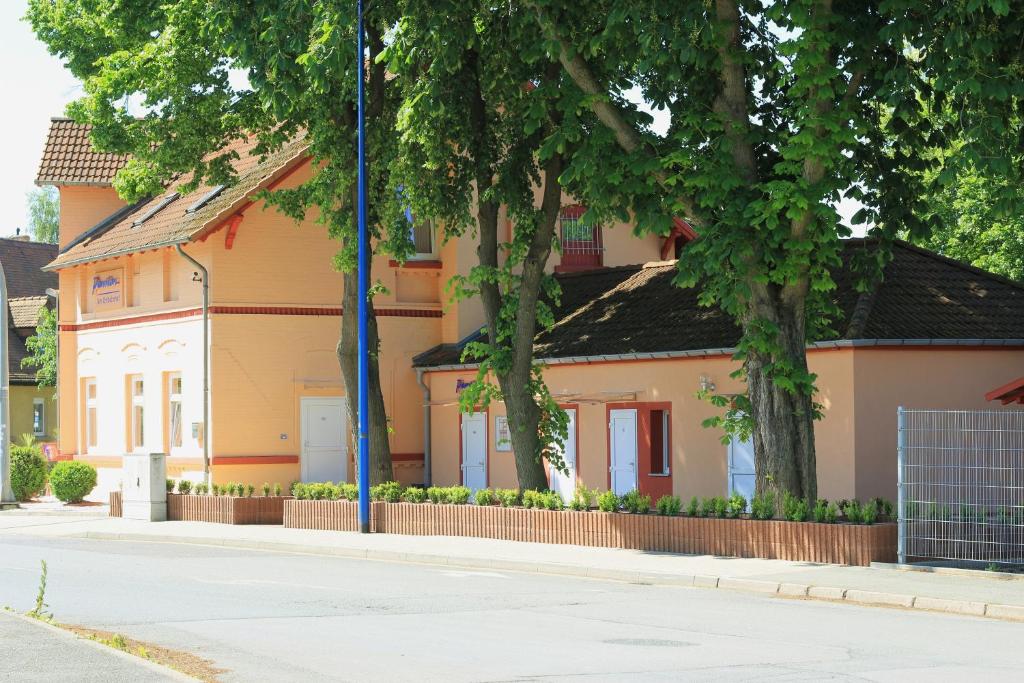 Pension Am Ostbahnhof في غوتا: منزل اصفر على جانب شارع