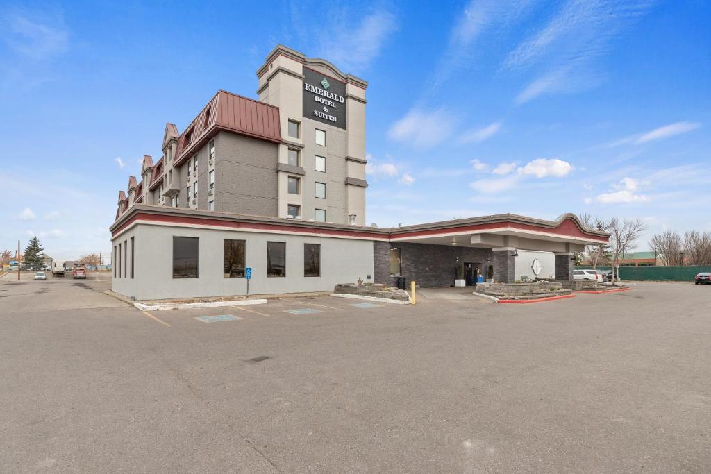 ein Parkplatz vor einem Hotel in der Unterkunft Emerald Hotel & Suites Calgary Airport in Calgary