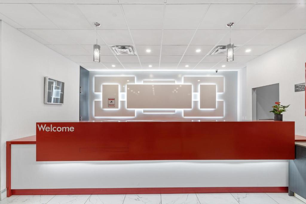 Vstupní hala nebo recepce v ubytování Emerald Hotel & Suites Calgary Airport
