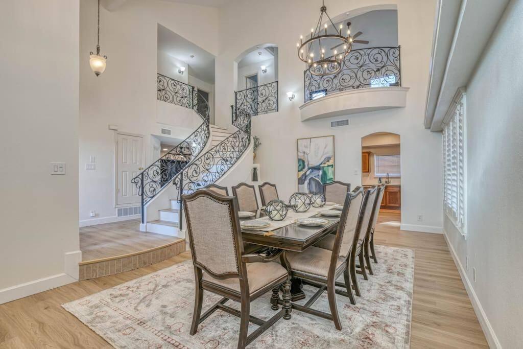 une salle à manger avec une table, des chaises et un escalier dans l'établissement Casa Del Sol, à El Paso