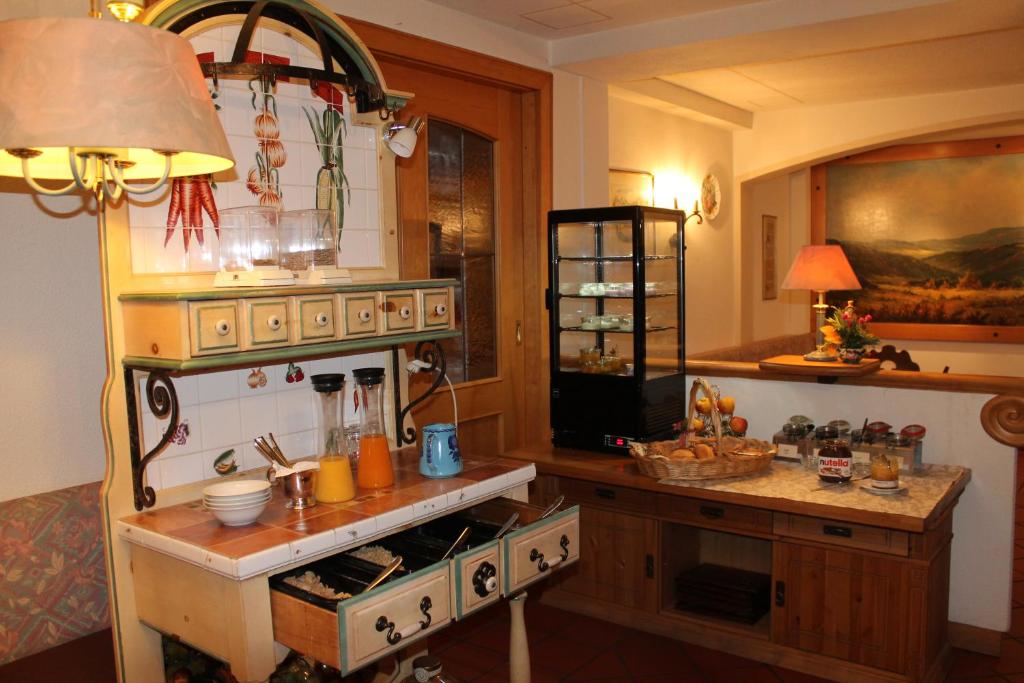 Kuchyň nebo kuchyňský kout v ubytování Landgasthof Hotel Zur Linde im Taunus