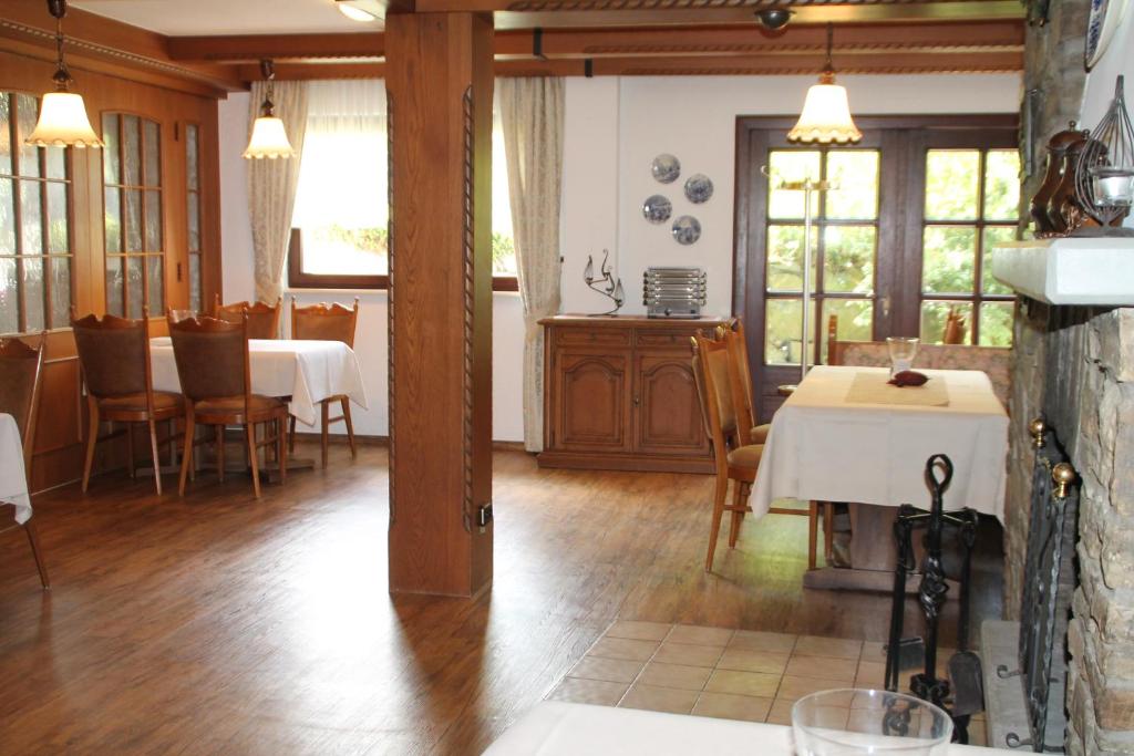 Restaurace v ubytování Landgasthof Hotel Zur Linde im Taunus