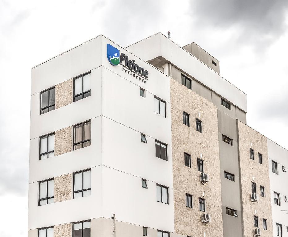 uma imagem de um edifício com um letreiro dalgreens em Pleione Flats em Curitiba