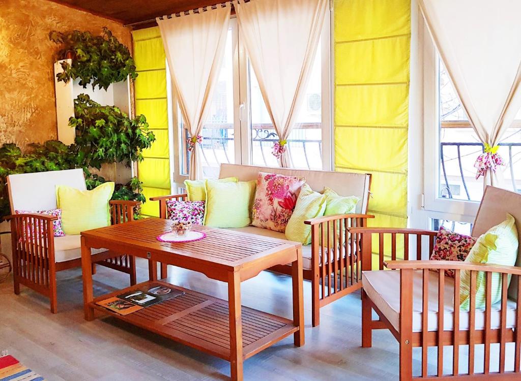 uma sala de estar com um sofá e uma mesa em Apartment Nicole em Plovdiv