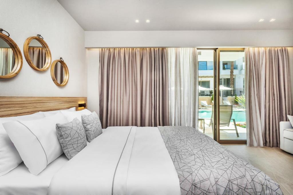 Postel nebo postele na pokoji v ubytování Pefki Deluxe Residences