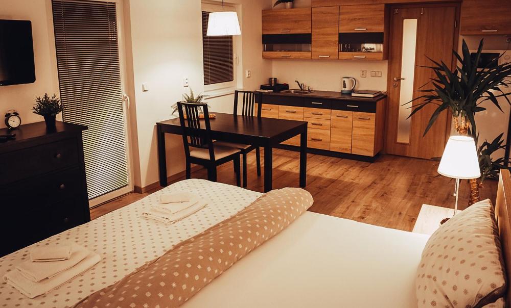 Postel nebo postele na pokoji v ubytování Apartmán Wellness Sedmihorky