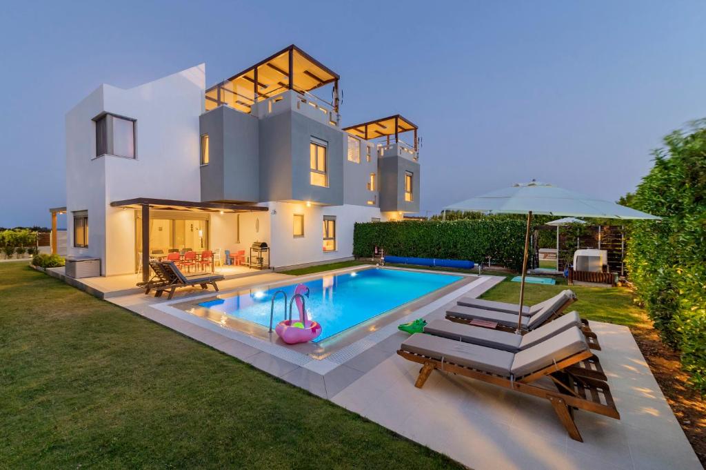 een villa met een zwembad voor een huis bij Filoxenia Villas in Gennadi