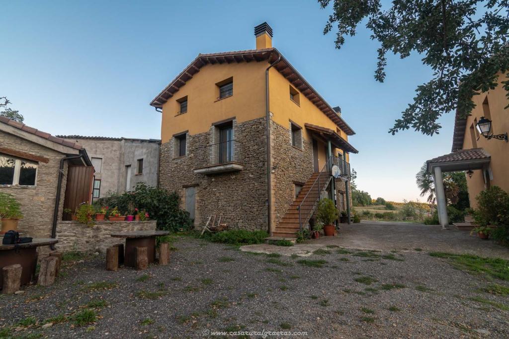 un edificio con una chimenea encima en Casa rural Graeras en Castigaleu, en Castigaleu