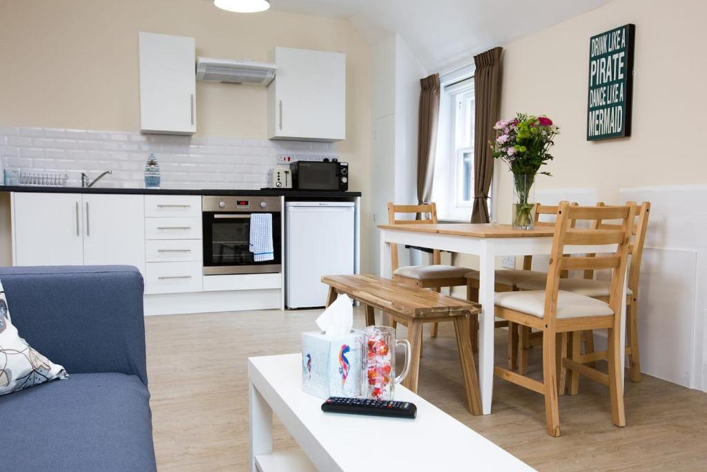 cocina y sala de estar con mesa y sillas en Brewhouse and Kitchen en Bournemouth