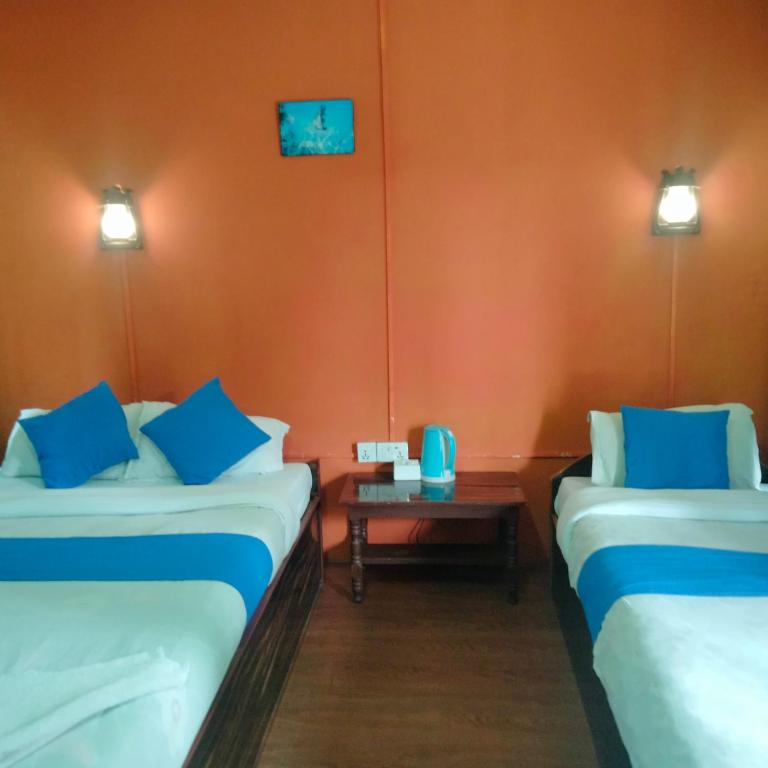 Postel nebo postele na pokoji v ubytování Hotel Tiger Tops Sauraha