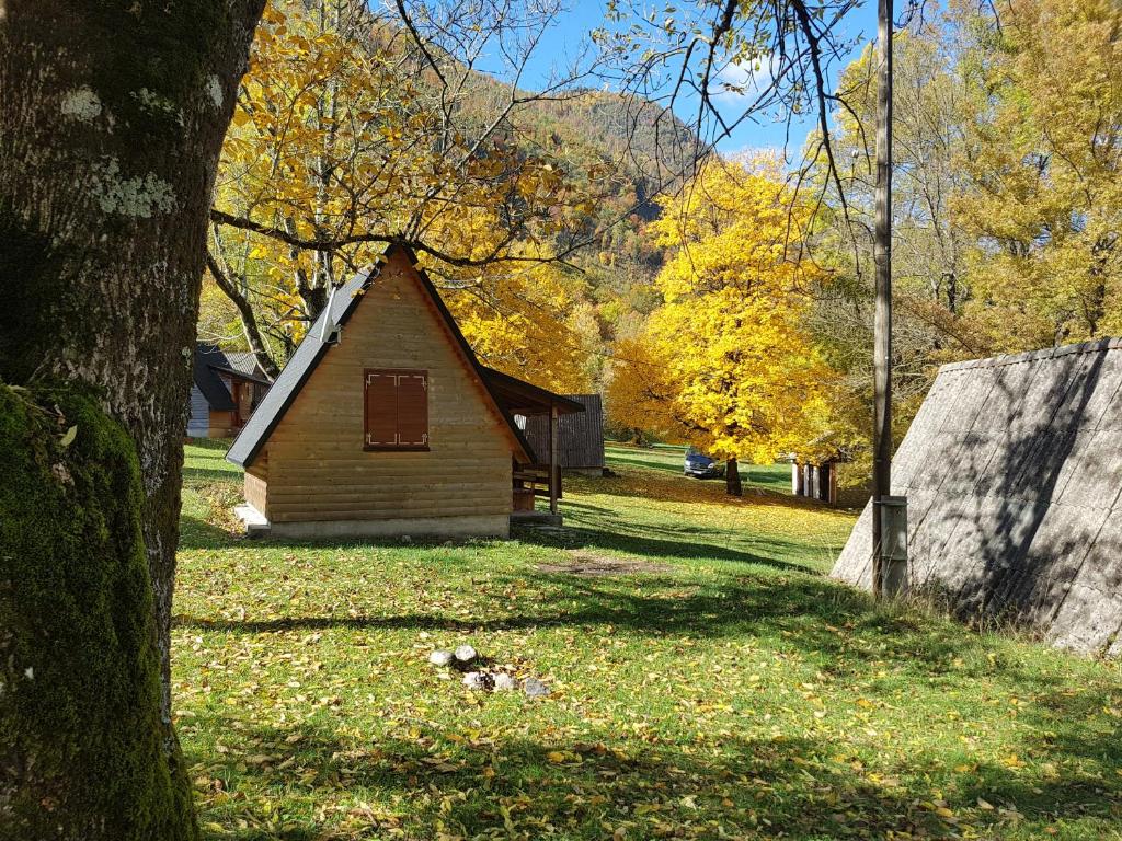 mały domek na podwórku z drzewem w obiekcie Vikendica Boračko jezero w mieście Konjic