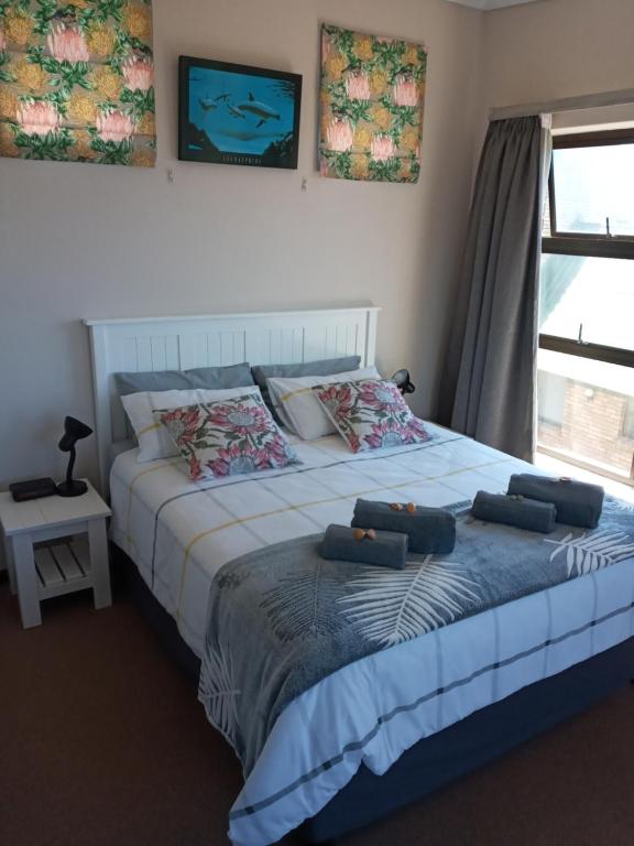 1 dormitorio con 1 cama con 2 almohadas en Sandown Self-Catering, en Cape St. Francis